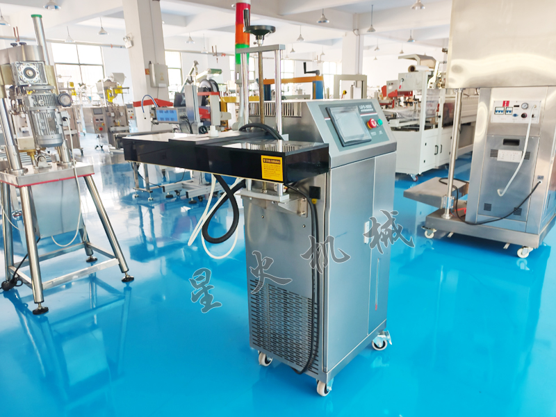 水冷式自動(dòng)電磁感應(yīng)封口機(jī)實(shí)拍