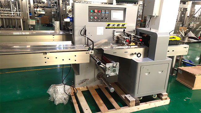 全自動饅頭包裝機(jī)設(shè)備車間實(shí)拍