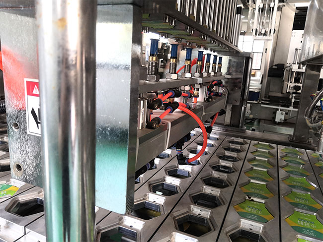 熟食鋁箔盒封口機(jī)設(shè)備細(xì)節(jié)展示